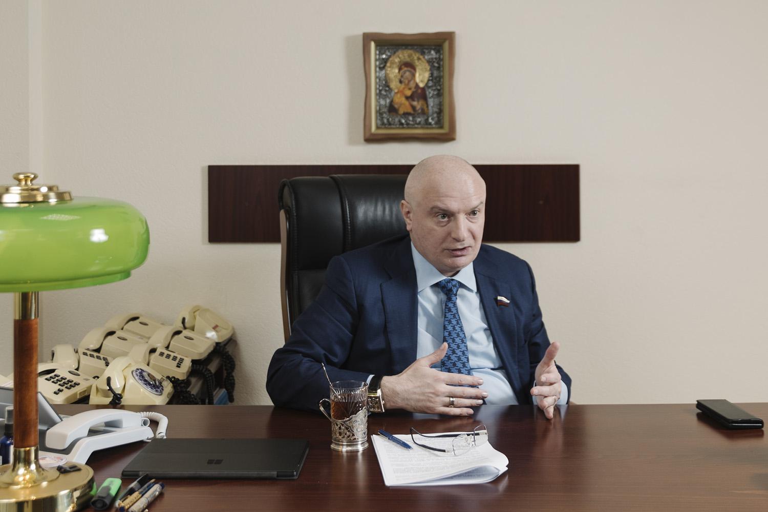 Сенатор Андрей Клишас во время интервью, Москва, 23 марта 2022 года