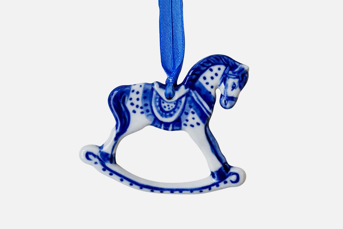 Елочная игрушка из коллекции &laquo;Щелкунчик&raquo;, Гжельский фарфоровый завод, 1219 руб. (farfor-gzhel.ru)