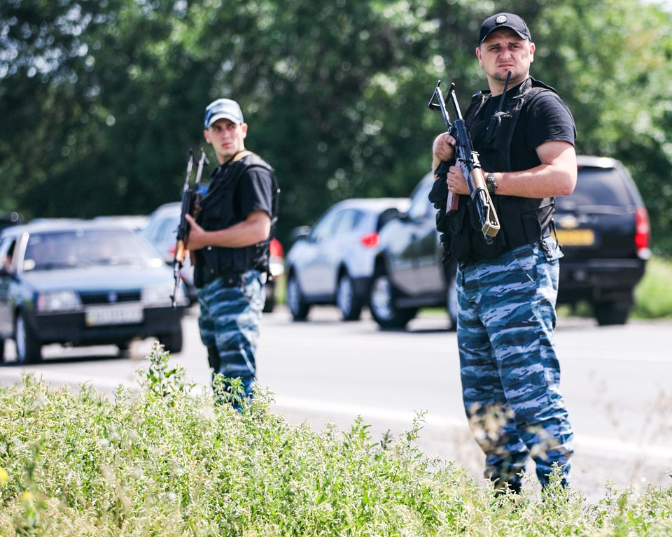Сотрудники подразделения милиции ДНР "Беркут" на въезде в Шахтерск