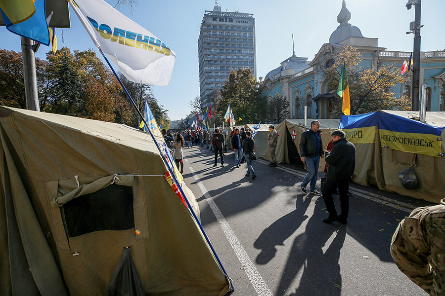 17 октября у здания Верховной рады в Киеве прошла антикоррупционная акция протеста, в которой приняли участие более 2 тыс. человек. Они выступали за отмену депутатской неприкосновенности, изменение избирательного законодательства и создание специального антикоррупционного суда.
