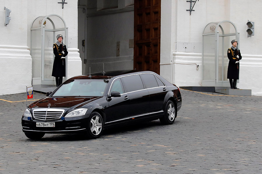 Традицию использования немецкого автомобиля продолжили и российские лидеры Владимир Путин и Дмитрий Медведев. В поездках они использовали бронированный Mercedes-Benz S600 Pullman. По данным на начало 2016 года, в реестре Федеральной службы охраны было записано 11 таких автомобилей. Вес&nbsp;брони этого автомобиля составляет более 2,1 т.

