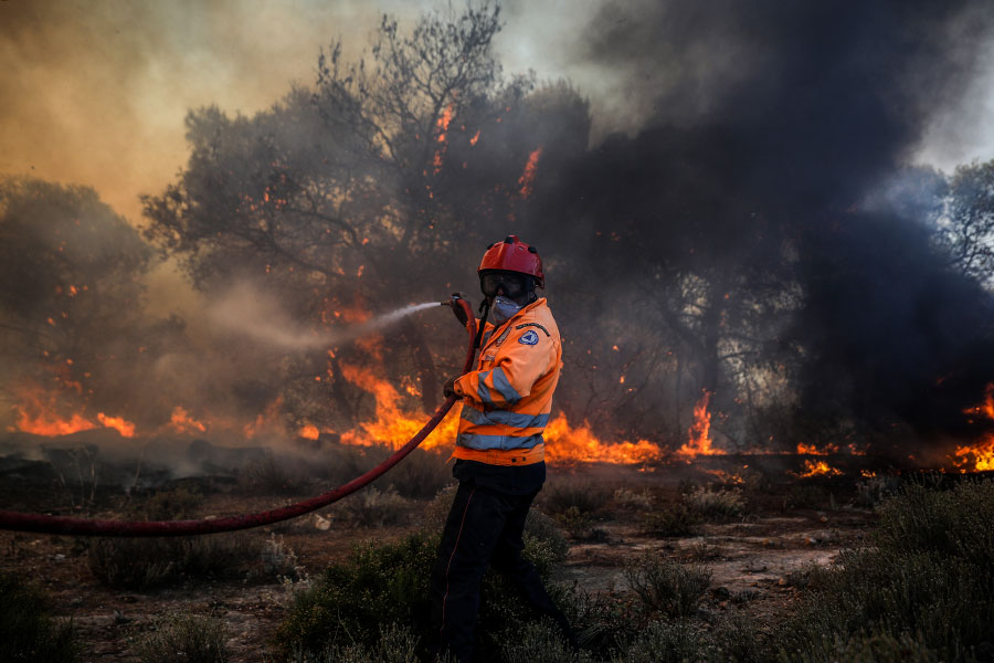 Пожарный тушит огонь недалеко от деревни Кехрис