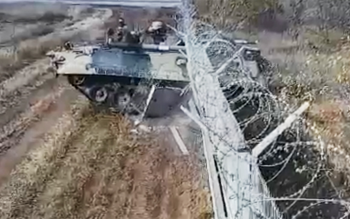 Прокуратура заинтересовалась видео с протаранившей забор БМП в Волгограде —  РБК