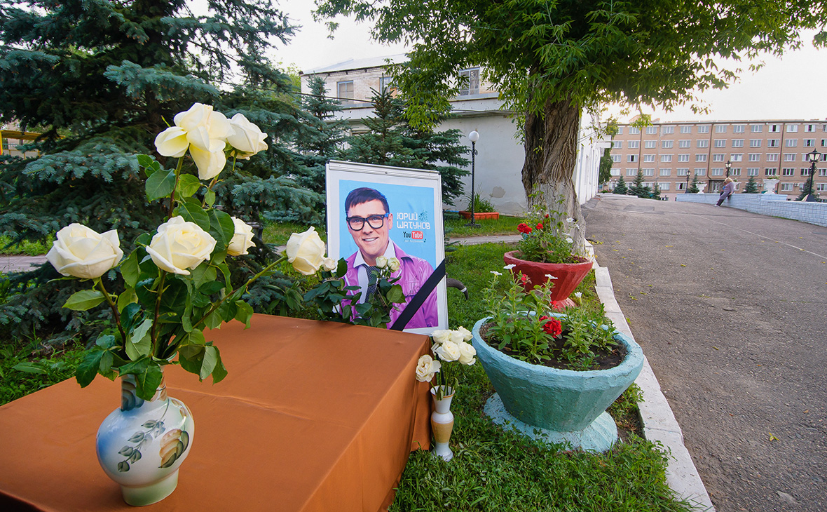 Возложение цветов в память о Юрии&nbsp;Шатунове в Оренбурге