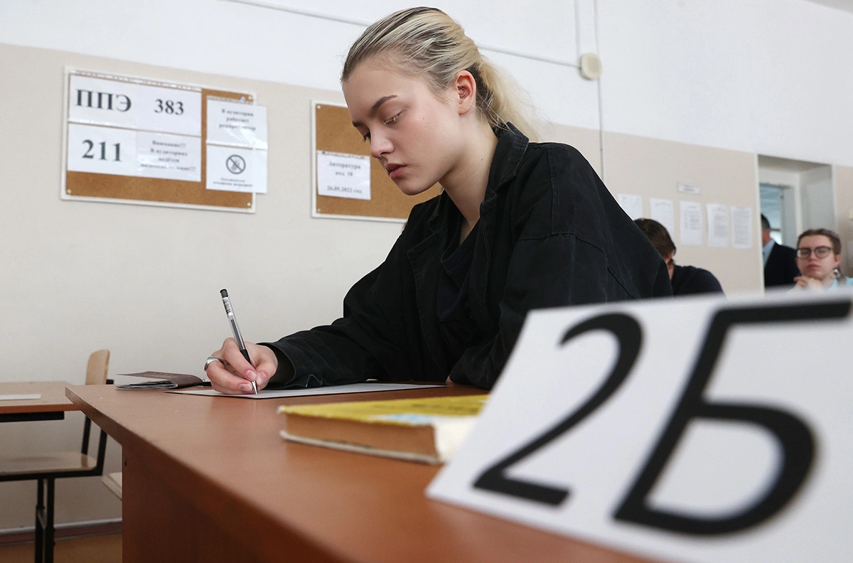 <p>Школьница перед началом проведения единого государственного экзамена по литературе в школе №168. Новосибирск, 2022 год</p>