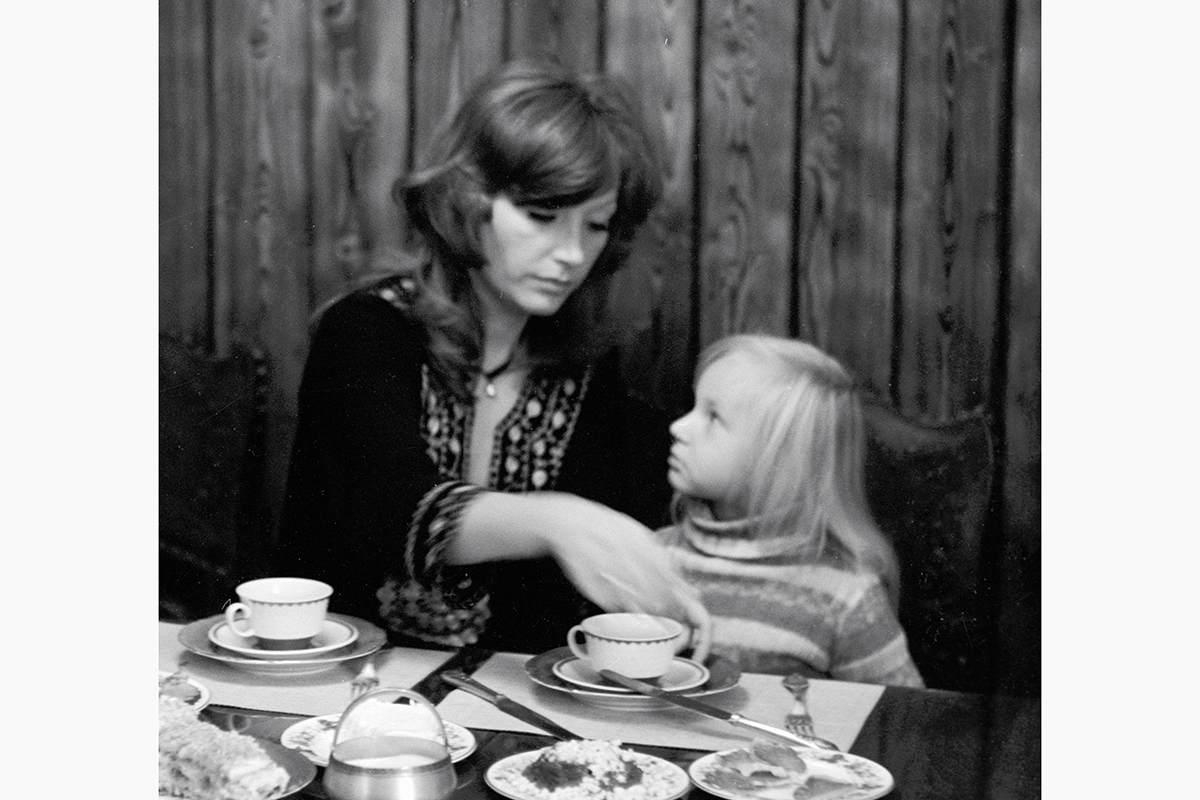 <p>Алла Пугачева с дочерью Кристиной Орбакайте, 1978 год</p>