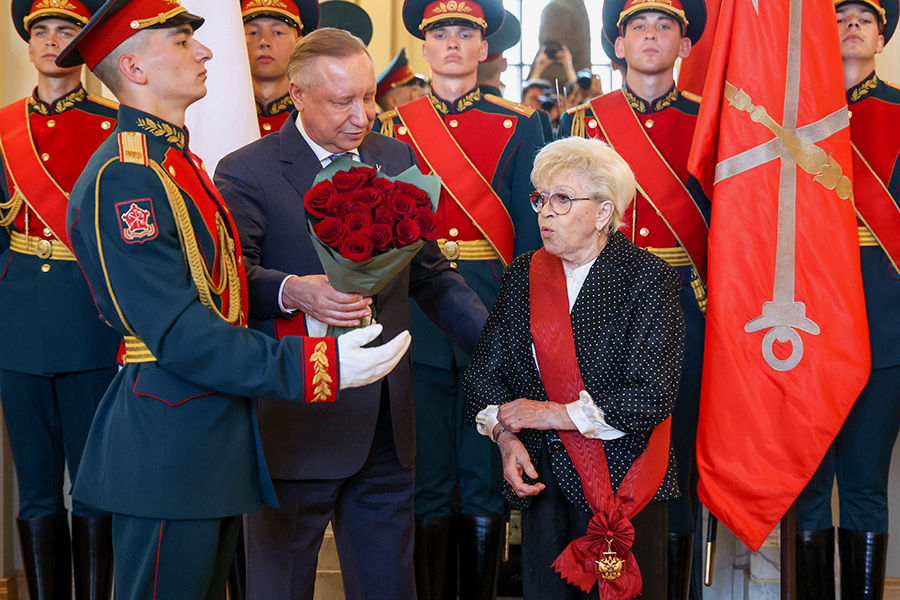 Александр Беглов (второй слева) и&nbsp;Алиса Фрейндлих