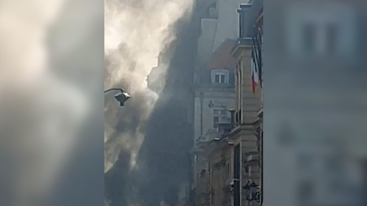 У резиденции премьера в Париже загорелся фургон