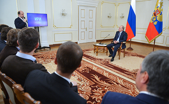 Президент РФ Владимир Путин (справа на втором плане) на встрече с  интернет-предпринимателями и представителями Фонда развития интернет-инициатив