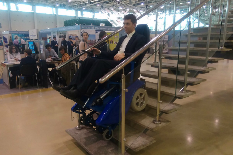 Директор &laquo;Катэрвиля&raquo; Иван Невзоров демонстрирует способность коляски-вездехода преодолевать лестницы


