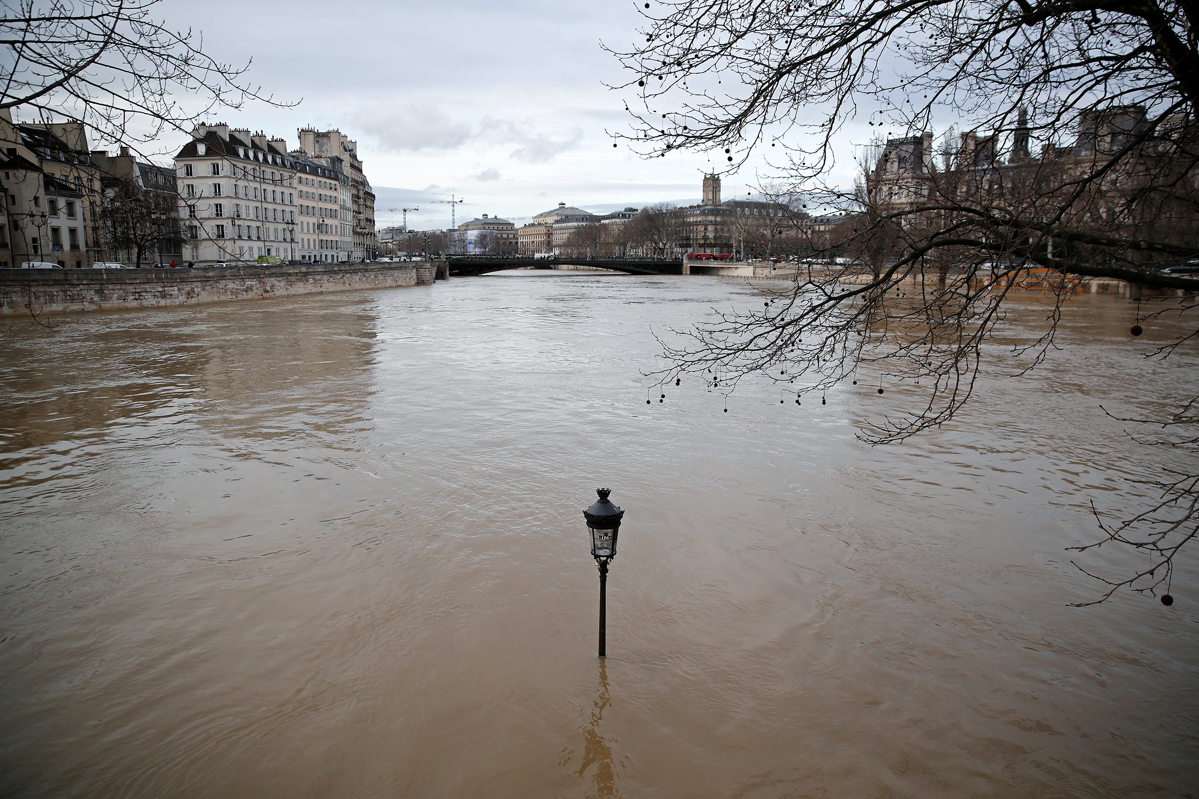 В Париже продолжает подниматься уровень Сены. Как пишет Le Parisien, он превысил пять метров.