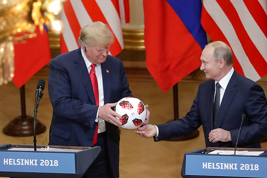 16 июля 2018 года Владимир Путин и Дональд Трамп провели двухсторонние переговоры в Хельсинки. Во время пресс-конференции Путин подарил своему американскому коллеге футбольный мяч. Тот пообещал передать его своему сыну Бэрону