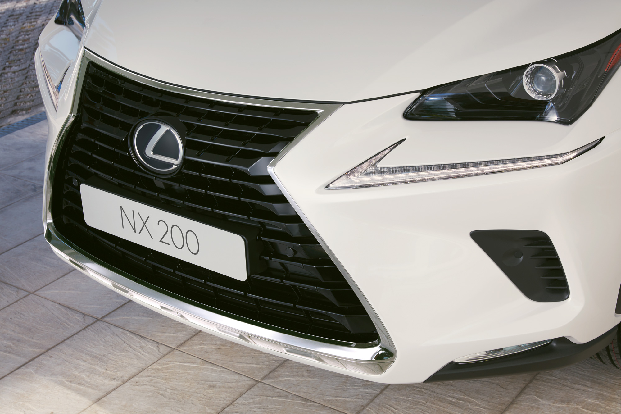 Lexus начинает продажи новой специальной версии NX Black Vision
