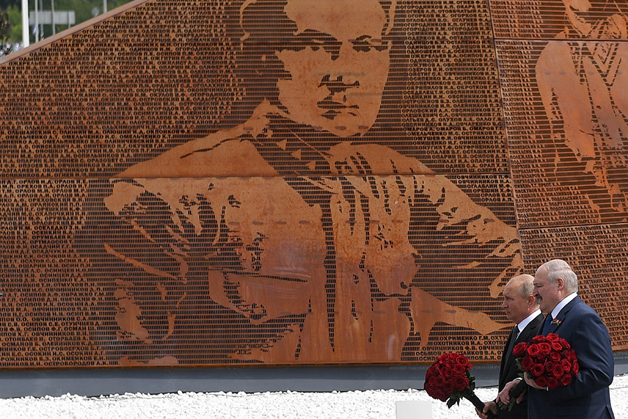 Мемориал открыли Владимир Путин (слева) и Александр Лукашенко. Неделей ранее президент Белоруссии посетил парад Победы в Москве

