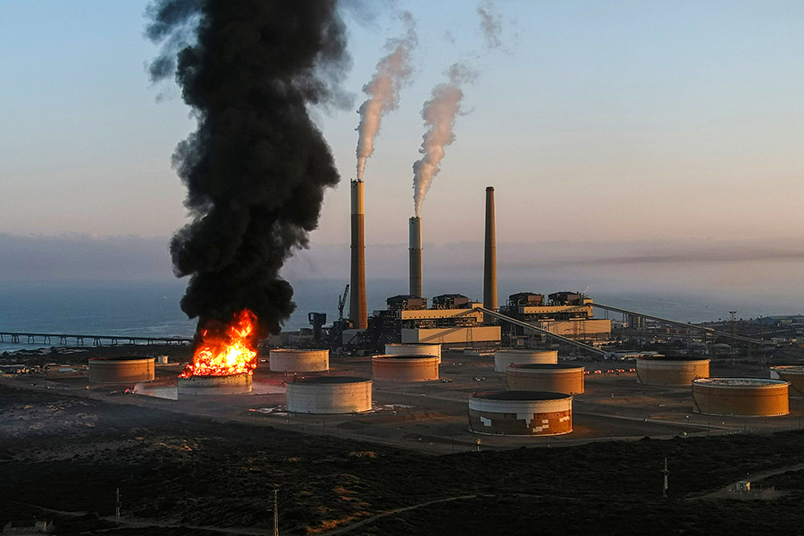 При обстреле&nbsp;загорелся резервуар нефтепродуктов под Ашкелоном, он относится к инфраструктуре Трансизраильского трубопровода&nbsp;&mdash; по нему энергоносители идут из стран Персидского залива в Европу