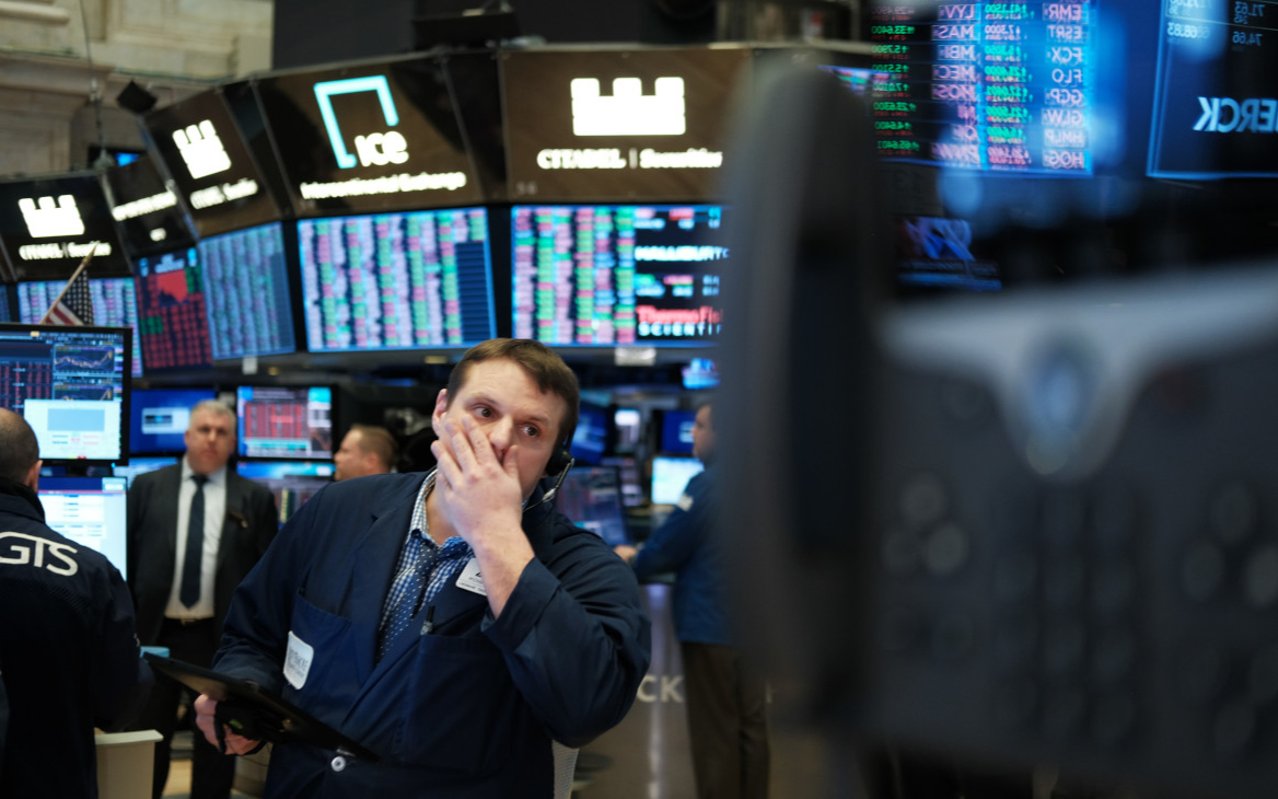 Трейдеры работают на площадке Нью-Йоркской фондовой биржи (NYSE)