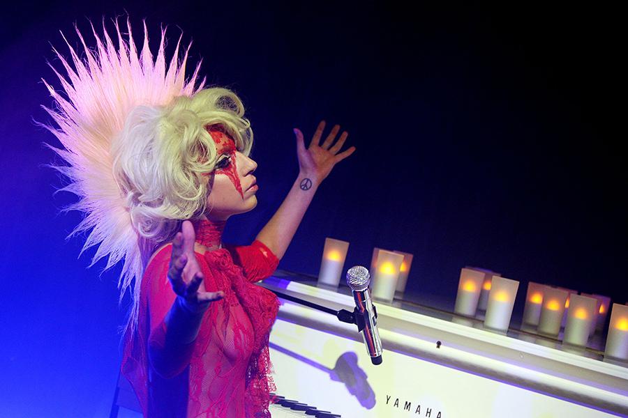 Леди Гага во время выступления, 2009&nbsp;год