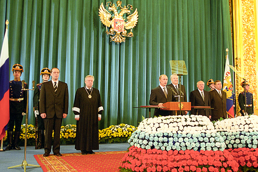 Первая инаугурация Владимира Путина 7 мая 2000 года прошла в Большом Кремлевском дворце. По церемониалу она была похожа на вторую инаугурацию Ельцина, но с тем отличием, что знак президента России новый глава государства не надевал (по Конституции это необязательно).