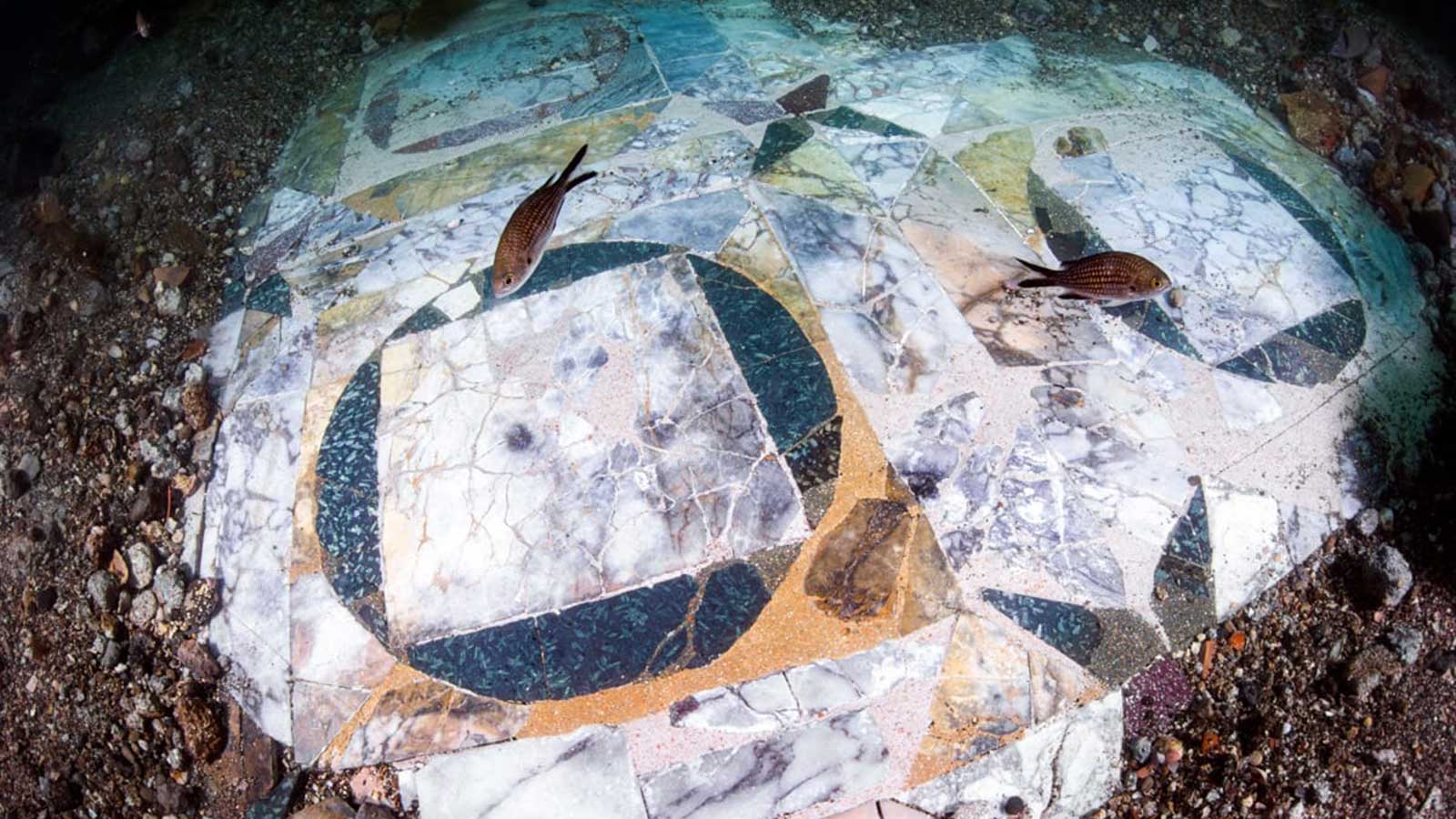 <p>Древнеримская мозаика, найденная недалеко от Неаполя</p>