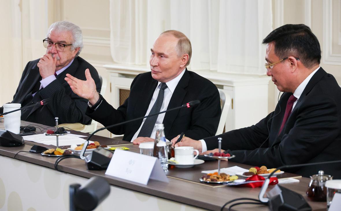 Владимир Путин&nbsp;во время встречи с руководителями международных информационных агентств