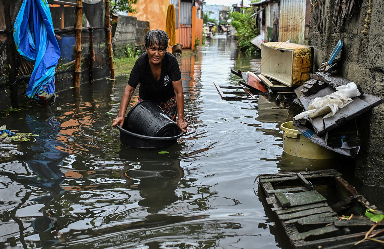 &laquo;С нами такое случилось впервые. Я живу здесь почти 16 лет, и это был первый раз, когда я столкнулся с таким...&raquo;, &mdash; рассказал CNN житель наиболее пострадавшей от &laquo;Калмаеги&raquo; провинции Себу.







