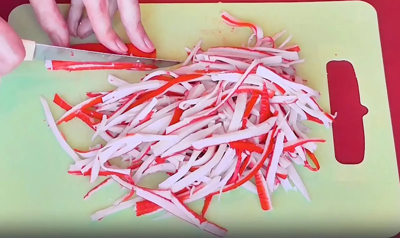 Нарежьте крабовые палочки на полоски