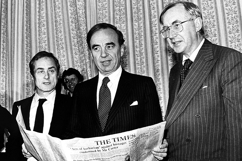 Руперт Мердок (в центре) представлен как новый владелец лондонских газет The Times и The Sunday Times на пресс-конференции в Лондоне 22 января 1981 года