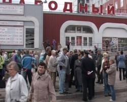 Универсам "Народный" в Петербурге продолжит работу до нового решения суда