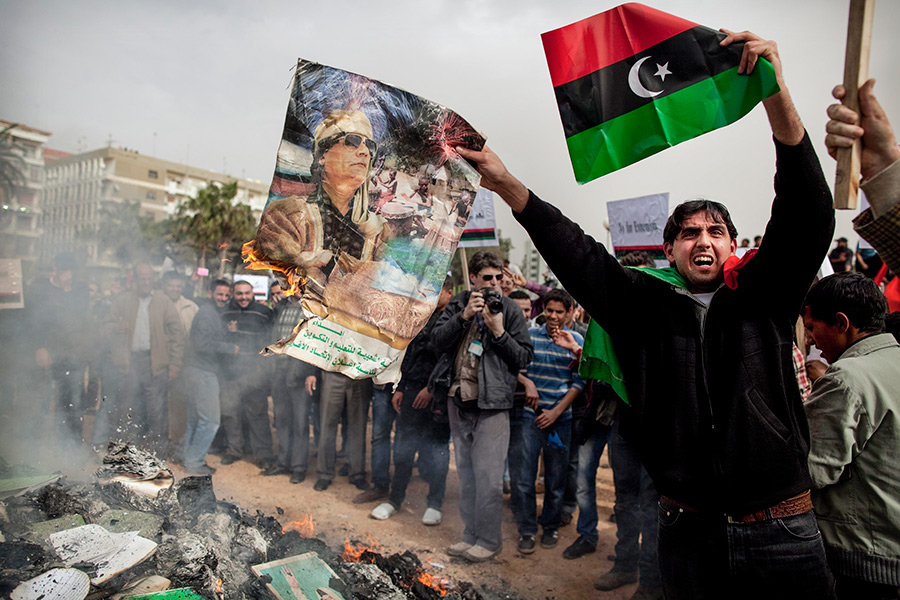 15 февраля 2011 года в Бенгази, втором по величине городе Ливии, начались народные волнения, вызванные задержанием юриста и правозащитника Фатхи Тербиля. Антиправительственные протесты перешли в вооруженные столкновения с полицией по всей стране. 27 февраля повстанцами был сформирован переходный национальный совет республики, признанный тогда большинством стран мира единственным легитимным органом власти.

18 марта 2011 года Совет Безопасности ООН принял резолюцию 1973, санкционировавшую&nbsp;военное вмешательство иностранных государств в ливийский конфликт и&nbsp;одобрившую создание бесполетной зоны. Военную операцию сначала вела коалиция во главе с США, а в конце марта контроль над ней&nbsp;перешел к НАТО.

В конце августа повстанцам удалось взять столицу. 20 октября во время штурма города Сирт был убит Муаммар Каддафи, правивший страной c 1969 года.


