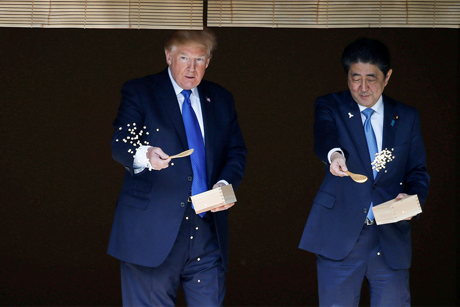 Дональд Трамп и Синдзо&nbsp;Абэ кормят карпов