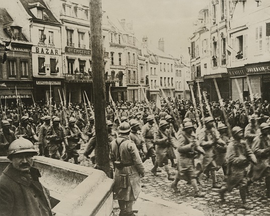 Неизвестный автор. &laquo;Победный марш французских войск через Нуайон&raquo;, 1915-1918