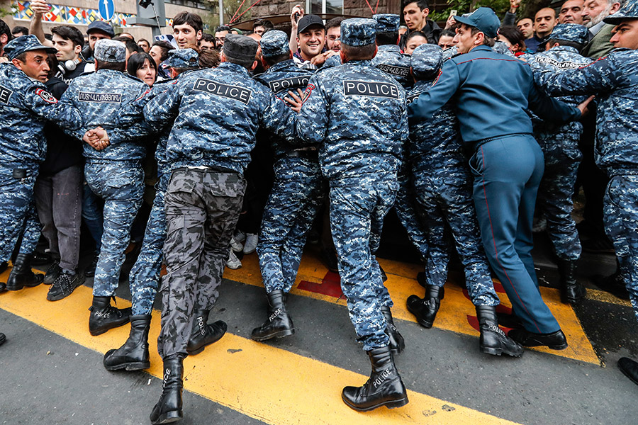 Число задержанных на акциях увеличивается каждый день. По последним данным, в Ереване задержаны более 230 человек, об этом РБК сообщили в полиции Армении. В ведомстве также сообщили, что движение по всем улицам открыто, перекрытых дорог нет.
