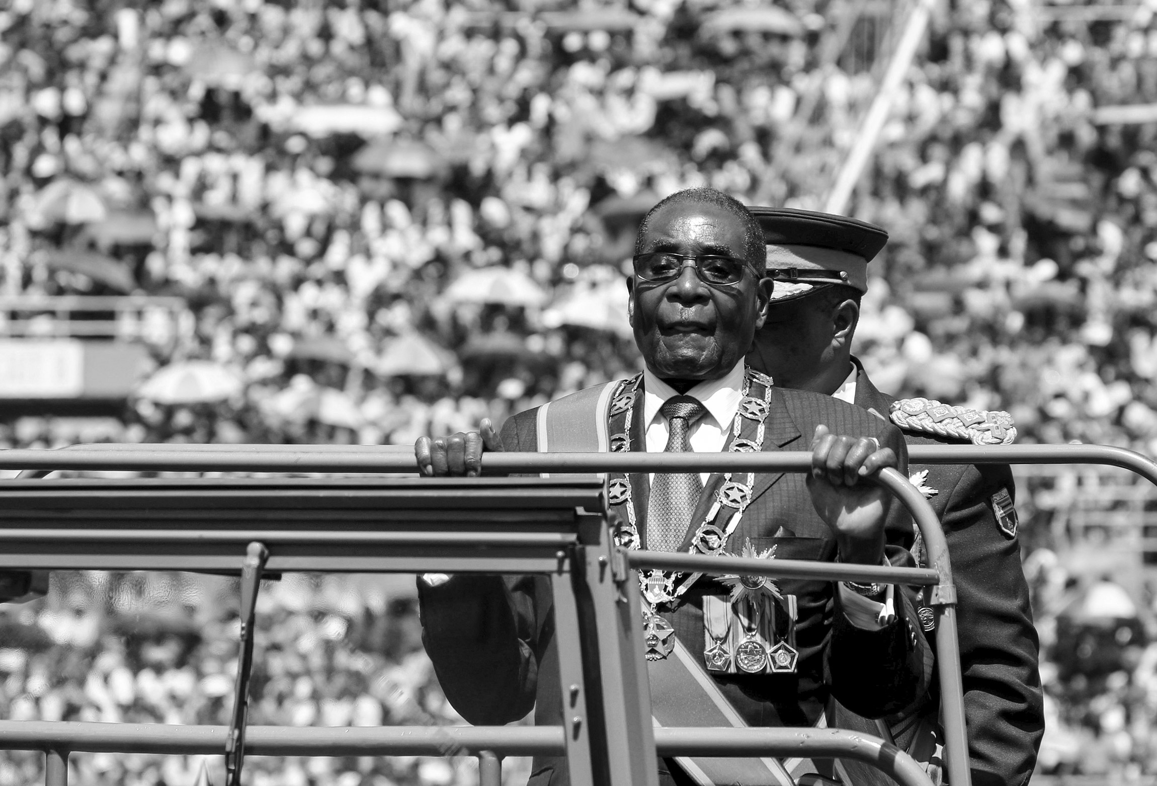 В конце 1950-х школьный учитель Роберт Мугабе начал интересоваться политикой. Отсидев почти десять лет в тюрьме за борьбу с колониализмом, он прямо в заключении основал партию, которая в 1980 году одержала победу на парламентских выборах в Зимбабве, а сам Мугабе стал премьером страны, получившей независимость. В ноябре 1987 года он стал президентом и занимал эту должность 37 лет. Мугабе за время своего правления получил репутацию диктатора: он изымал земли у белых фермеров, при нем притесняли оппонентов власти, выборы, по словам международных наблюдателей, проходили с махинациями. В 2002 году Зимбабве попала под санкции, попытки регулировать экономику с помощью военных и замораживания цен привели к гиперинфляции. Мугабе потерял власть в ходе военного переворота.

6 сентября он умер в возрасте 95 лет.

Читать больше
&nbsp;
