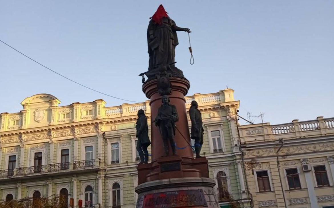 На памятник Екатерине II в Одессе надели колпак и повесили на руку петлю