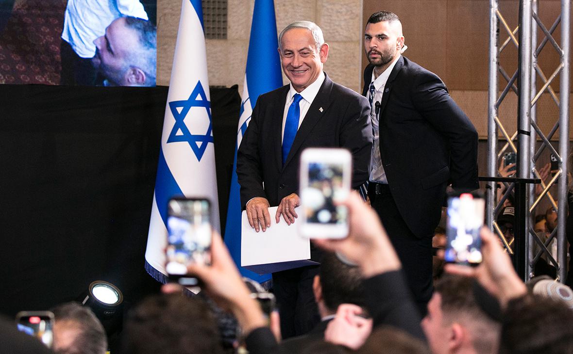 Биньямин Нетаньяху (слева)