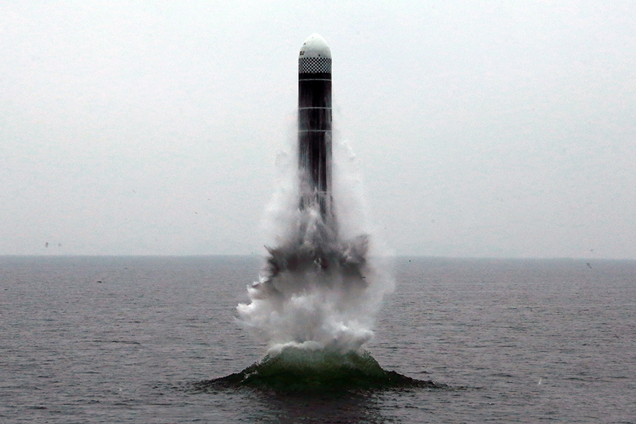 КНДР также разрабатывает ракеты, которые можно запускать с подводных лодок. Среди них эксперты выделяют Pukguksong-3 (на фото) и некую баллистическую ракету подводных лодок (БРПЛ) &laquo;нового типа&raquo;