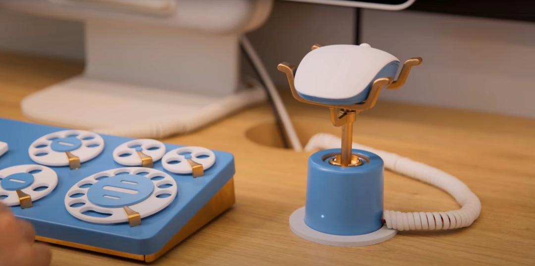 Мышка имитирует трубку телефона