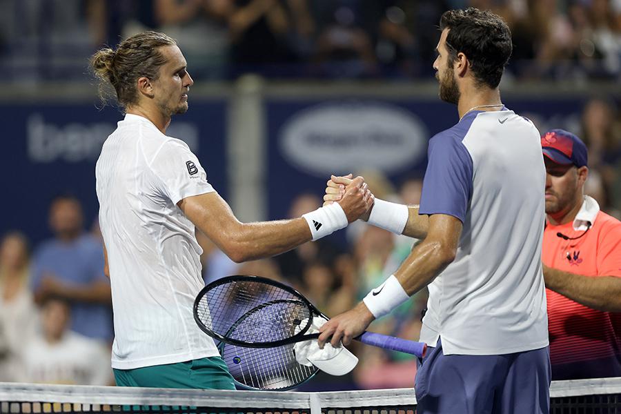 Александр Зверев поздравляет Карена Хачанова&nbsp;после матча в полуфинале турнира National Bank Open, Торонто, 2025 год