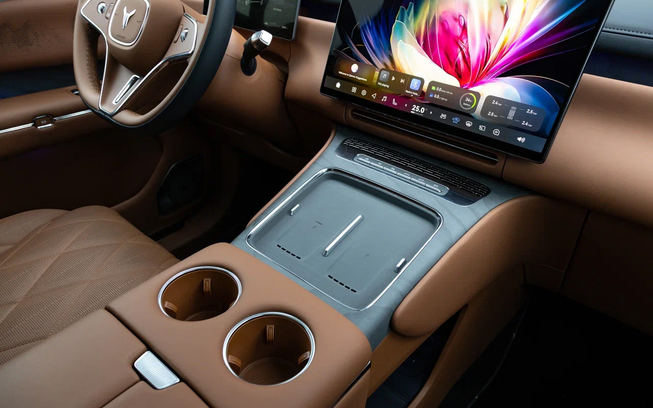 Два глубоких подстаканника и пара мест с беспроводной зарядкой&nbsp;для смартфонов. Центральная консоль в&nbsp;Voyah Taishan продумана и хороша. Жаль, что и ключ-карту приходится класть на эту полочку