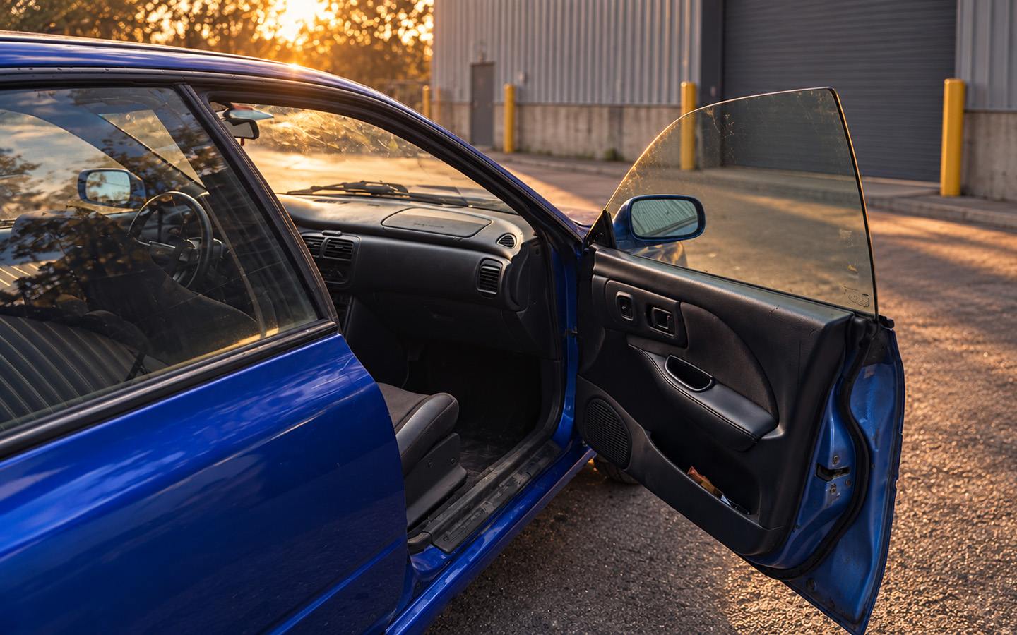 Фишкой всех Subaru Impreza, даже в последующих поколениях, были безрамочные двери, от которых отказались в более новых машинах