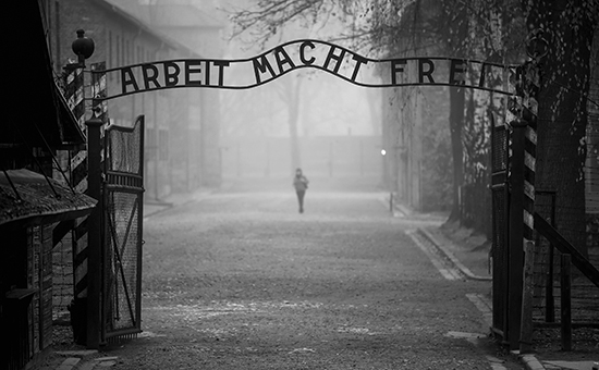 Табличка с надписью Arbeit macht frei («Труд освобождает») при входе на территорию бывшего немецкого концентрационного лагеря Аушвиц