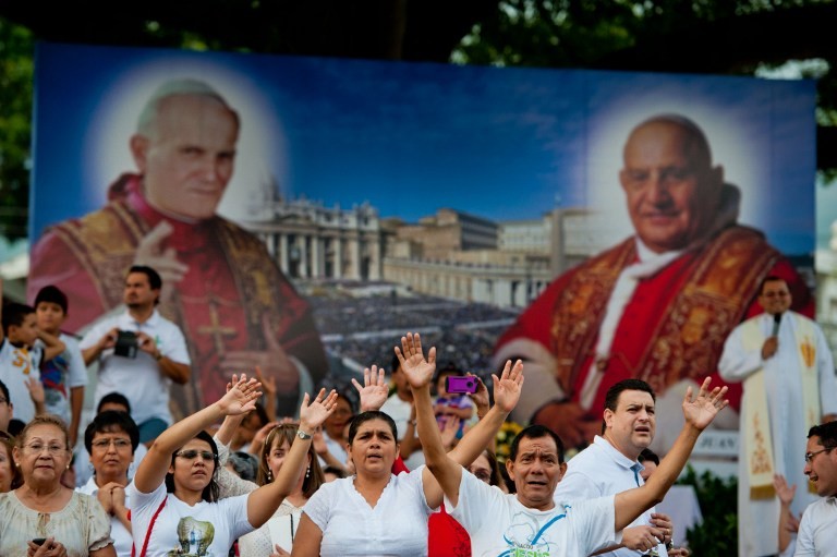 Ватикан канонизировал Иоанна Павла II и Иоанна XXIII
