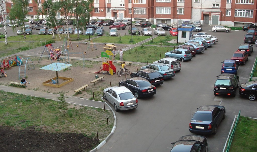 Тротуар, газон, контейнер. Где можно и нельзя парковаться в своем дворе ::  Autonews