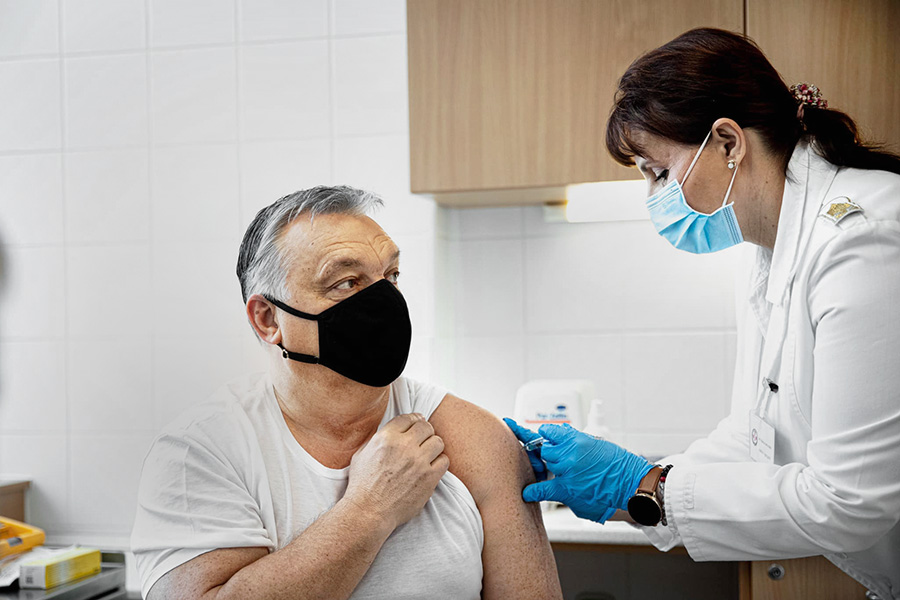 Премьер Венгрии сделал прививку китайской вакциной от COVID-19