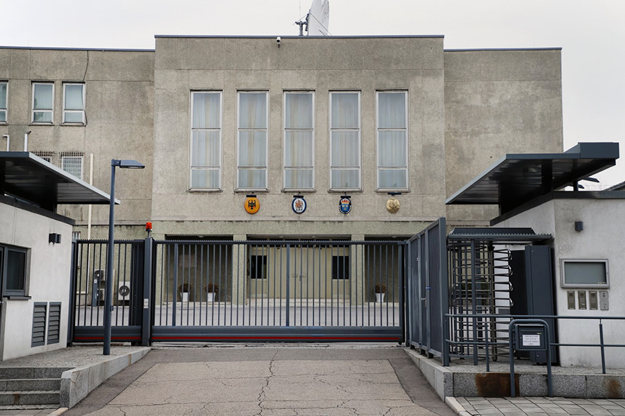 Ворота бывшего комплекса Посольства ГДР в КНДР, где теперь разместились дипломатические миссии Великобритании, Германии, Франции и Швеции