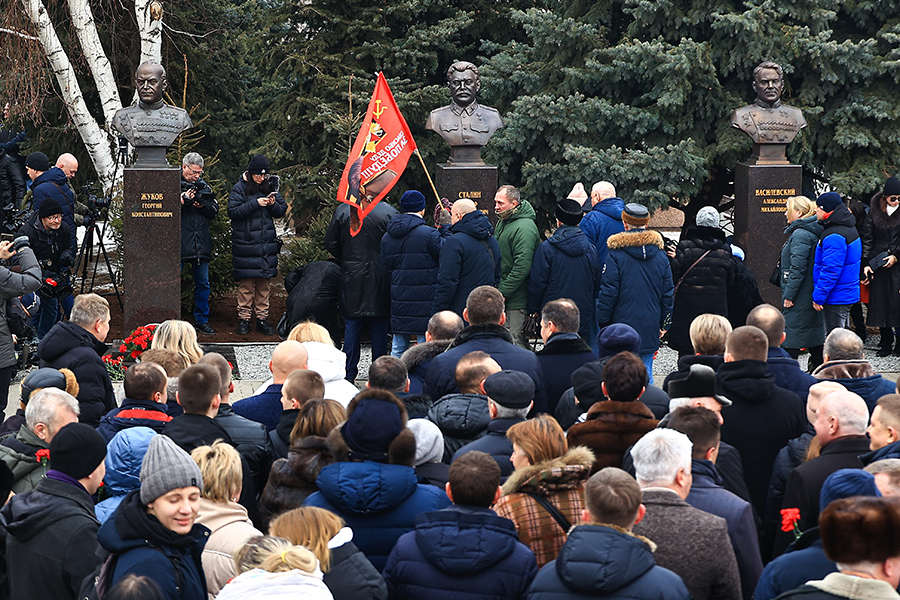 1 февраля, накануне основных мероприятий, в Волгограде на площади музея-панорамы &laquo;Сталинградская битва&raquo; открыли бюсты Иосифа Сталина и маршалов Георгия Жукова и Александра Василевского.

Песков в тот&nbsp;же день говорил, что в программе визита Владимира Путина в Волгоград 2 февраля нет осмотра памятника Сталину