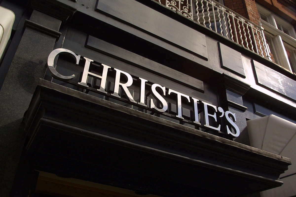 <p>Логотип Christie&#39;s, размещенный над входом в аукционный дом</p>