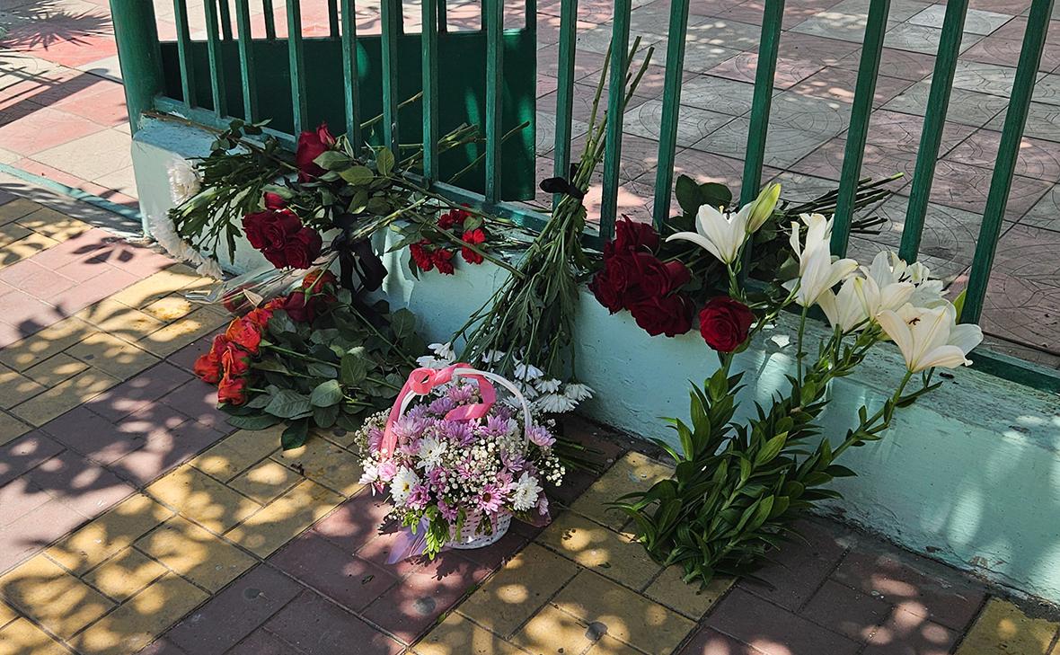Стихийный мемориал у православного храма Покрова Пресвятой Богородицы на улице Ленина