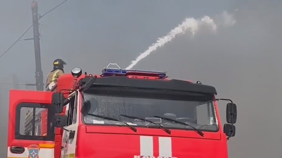 В Калуге для тушения склада с обоями привлекли пожарный поезд