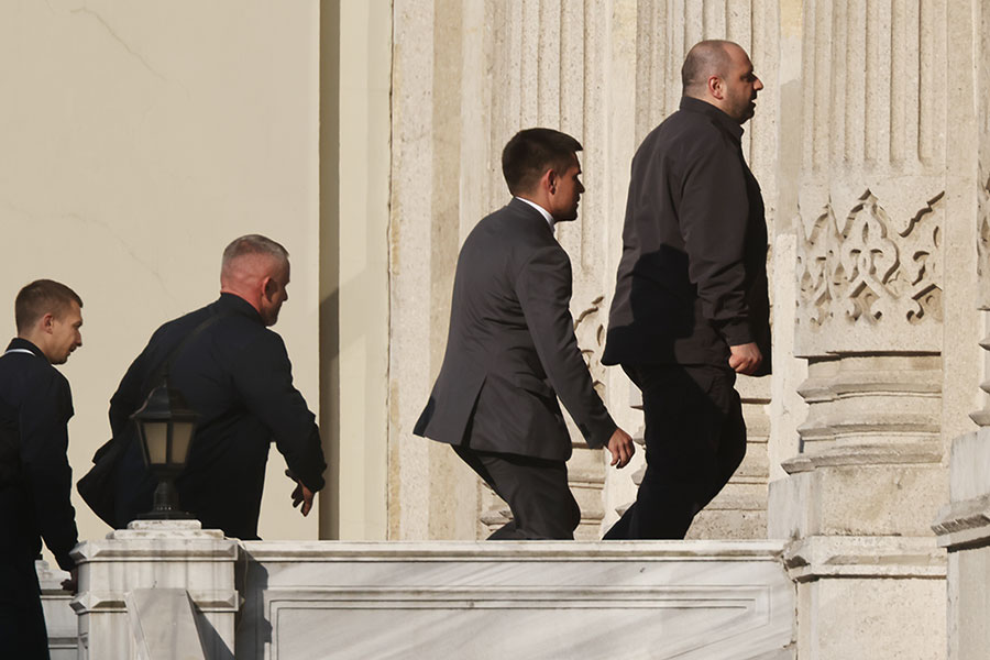 Рустем Умеров (справа) прибывает в Стамбул в преддверии нового раунда мирных переговоров между Украиной и Россией, который состоится во дворце Чираган 23 июля 2025 года